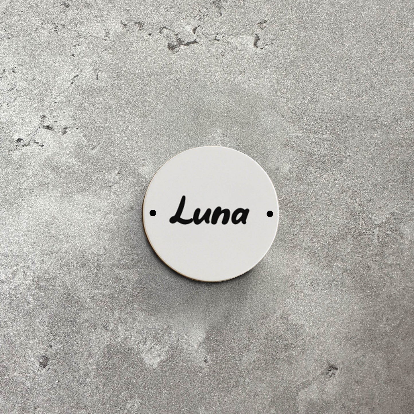 Rund namnskylt med skruvar