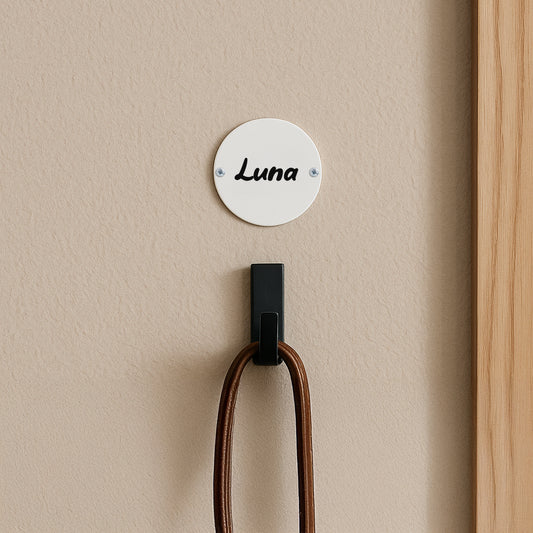 Rund namnskylt med skruvar