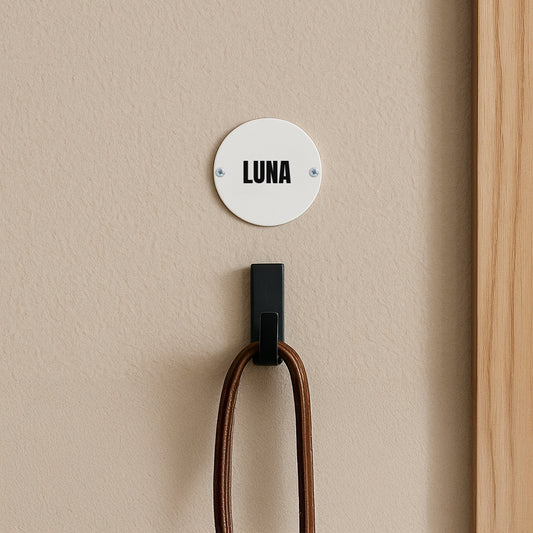 Rund namnskylt med skruvar