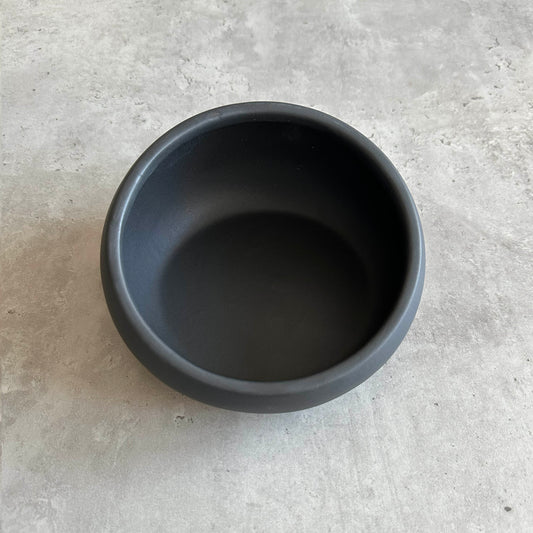 Lutande matskål till katt eller liten hund