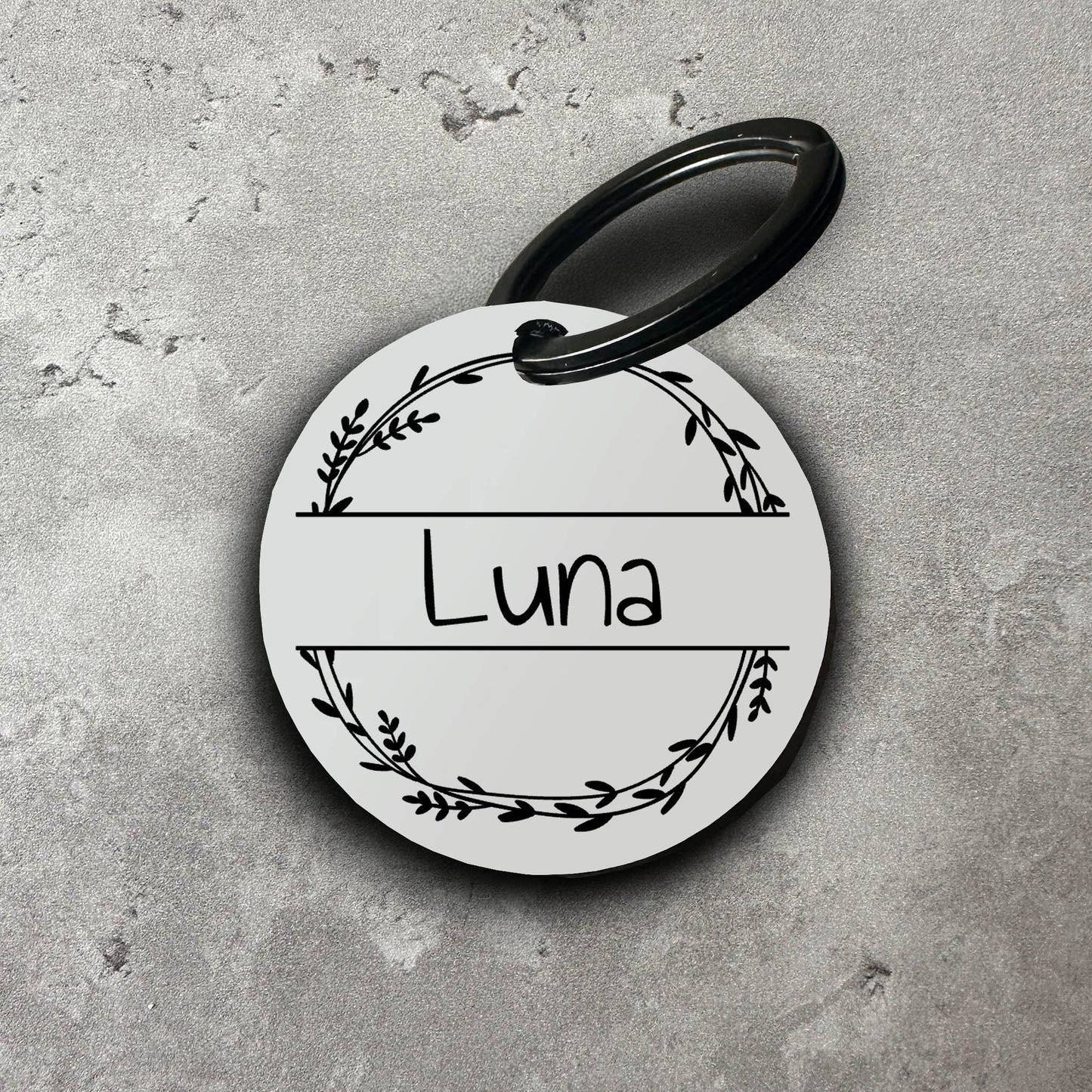 Namnbricka i akryl till hund - Motiv med blommor #2