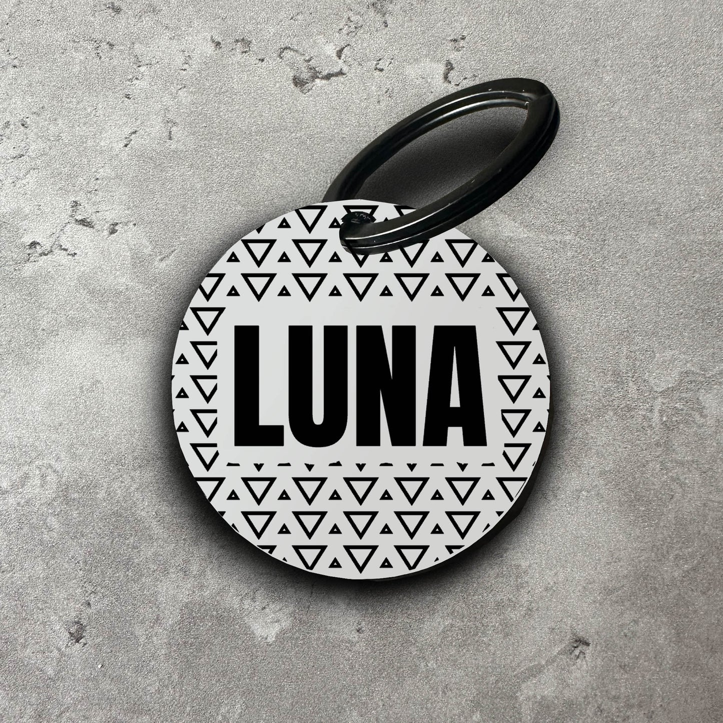 Namnbricka i akryl till hund - Motiv med trianglar #1