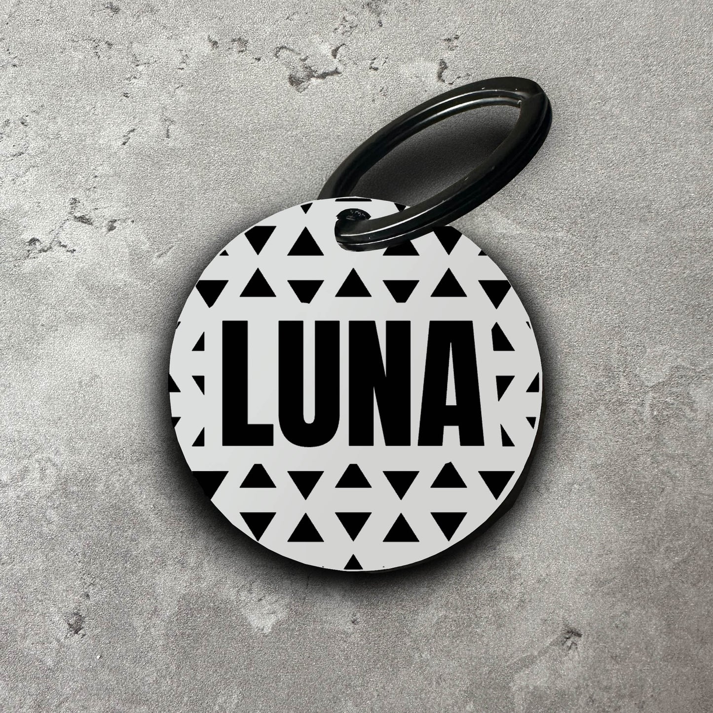 Namnbricka i akryl till hund - Motiv med trianglar #2