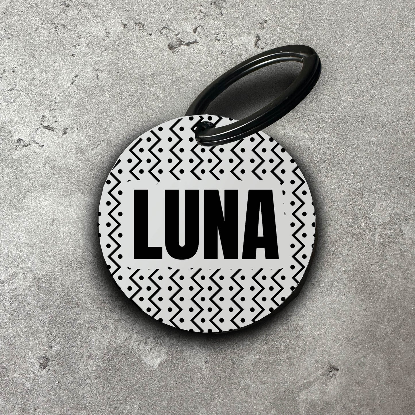 Namnbricka i akryl till hund - Motiv med zigzag